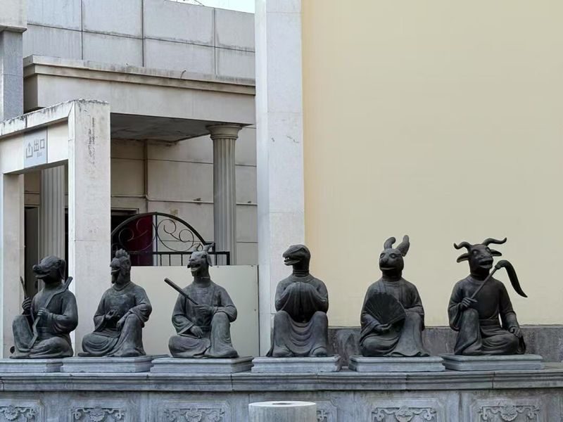 Beijing Badaling Great Wall & Palace Museum Treasures 4-Day Fun Tour - Day Four: Imperial Gardens and Seasonal Scenery