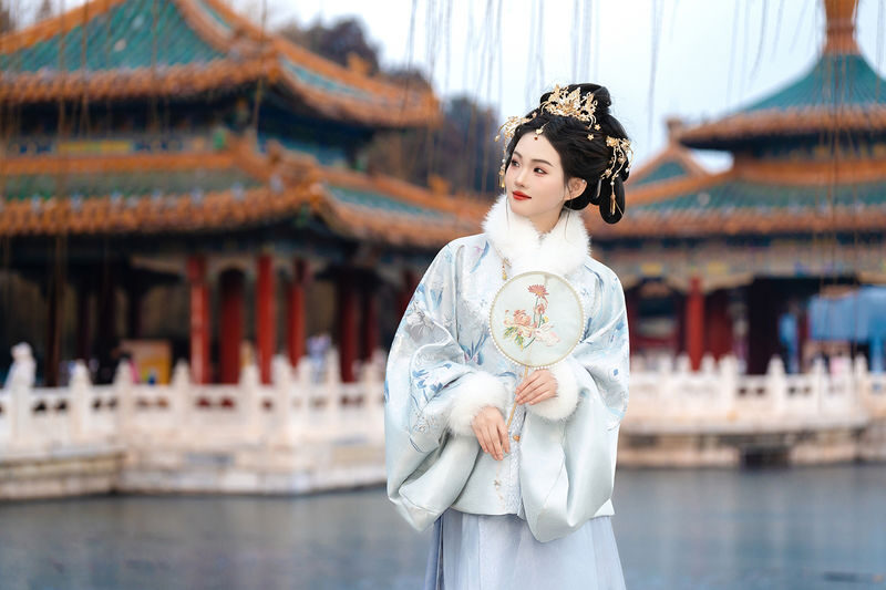 Beijing Beihai Park Ancient Costume Hanfu Travel Photography (Ancient Costume Hanfu + Makeup & Accessories/Photography/Multiple Packages Available) - Heat, bags, and the return deadline