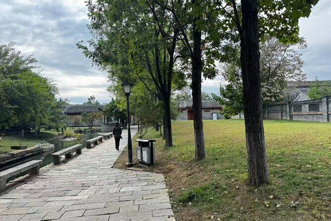 Beijing City Walk: Explore Hutongs Life and Old Beijing - Stop 2: Nanluoguxiang and Houhai