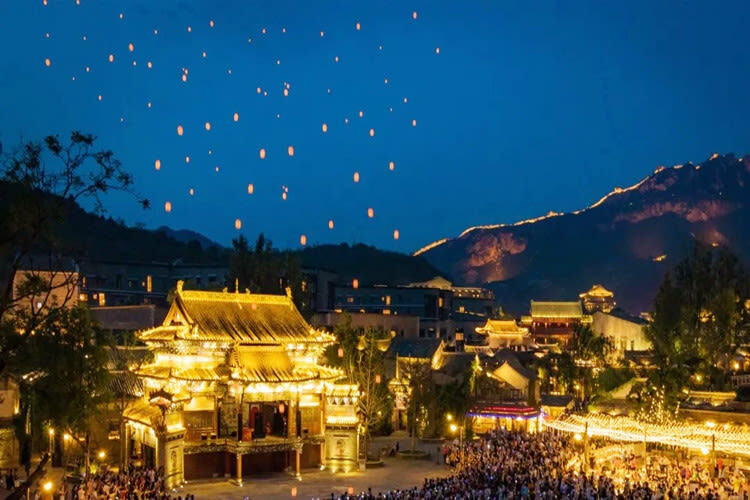 Beijing Gubei Water Town 1-Day Tour - A water town beneath a rugged Wall