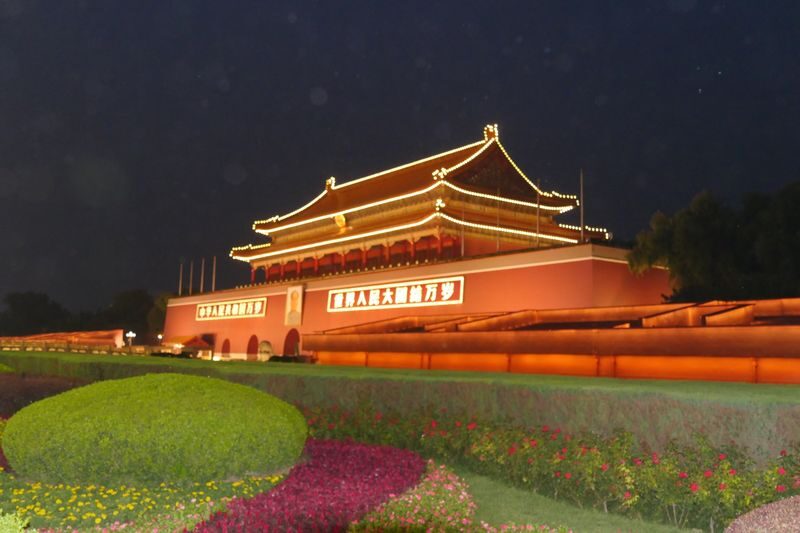 Beijing Night Citywalk: Tiananmen Square + Qianmen Street + Dashilar + Houhai + Nanluoguxiang + Gulou Night Tour (English-speaking guide can be upgraded to a private small group tour) - Houhai, where the pace softens