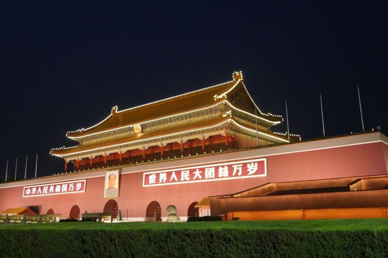 Beijing Night Citywalk: Tiananmen Square + Qianmen Street + Dashilar + Houhai + Nanluoguxiang + Gulou Night Tour (English-speaking guide can be upgraded to a private small group tour) - Nanluoguxiang’s lantern-lit hutongs