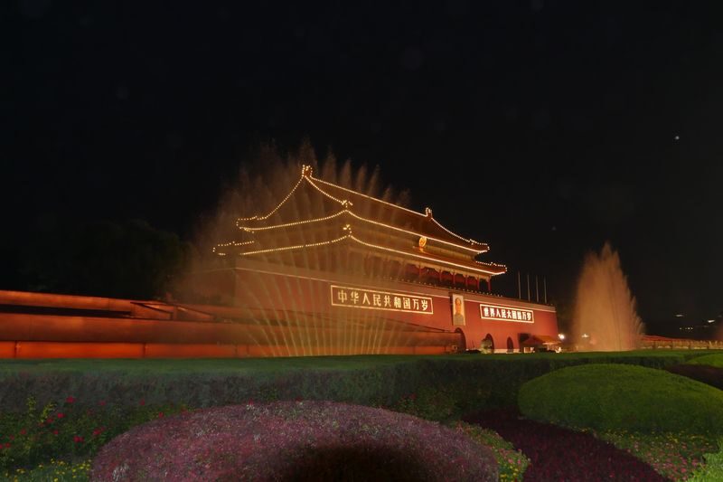 Beijing Night Citywalk: Tiananmen Square + Qianmen Street + Dashilar + Houhai + Nanluoguxiang + Gulou Night Tour (English-speaking guide can be upgraded to a private small group tour) - What the guide adds to a fast route