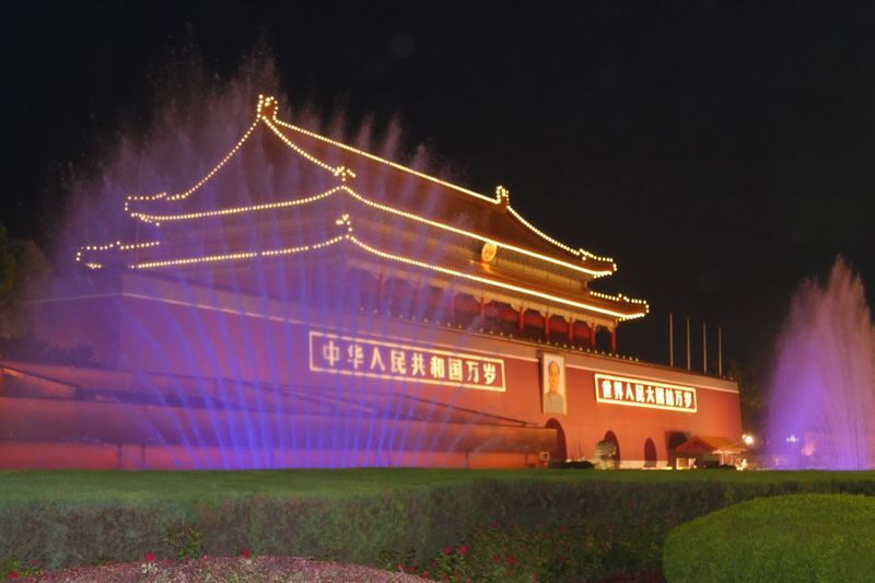 Beijing Night Citywalk: Tiananmen Square + Qianmen Street + Dashilar + Houhai + Nanluoguxiang + Gulou Night Tour (English-speaking guide can be upgraded to a private small group tour) - Who should book this Beijing night walk?