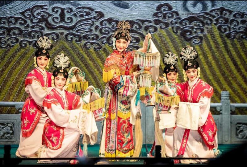 Beijing: Peking Opera Show, Dinner+Houhai Lake Night Tour - Discover the Charm of Beijing’s Nightlife: Peking Opera, Dinner, and Houhai Lake Tour