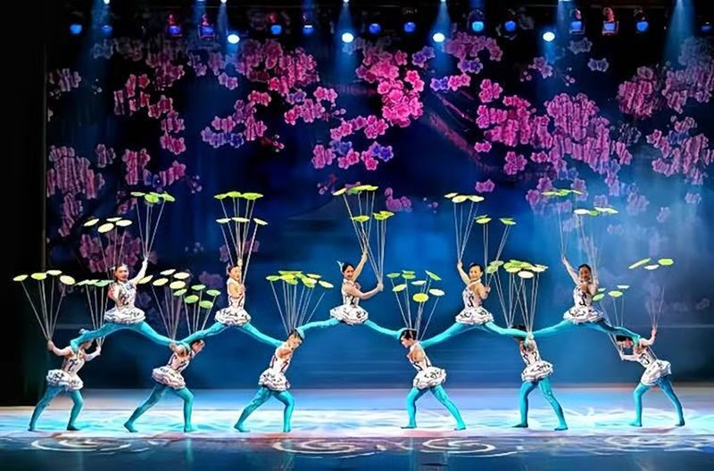 Beijing Red Theater - Large-scale Multimedia Acrobatics "Stunt Show: Heroes of Shu" Tickets - A fast, physical hour at Beijing Red Theatre