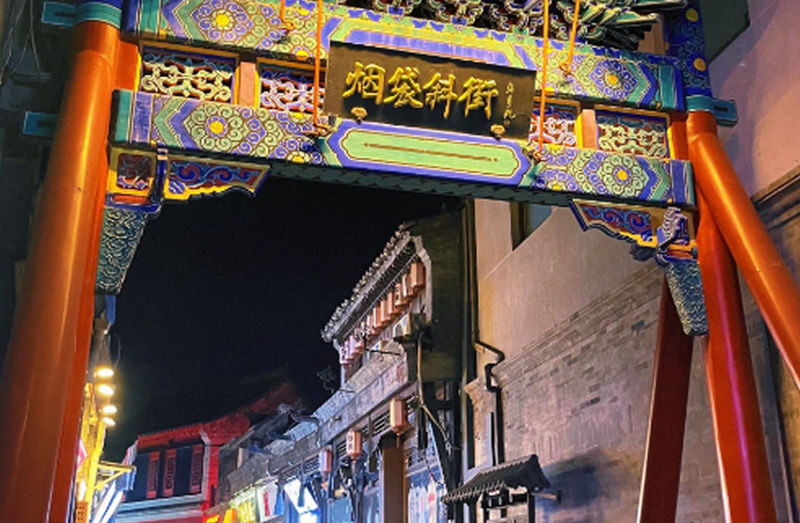 Beijing South Luogu Alley & Houhai Night Guided Tour - What the guides bring to the evening