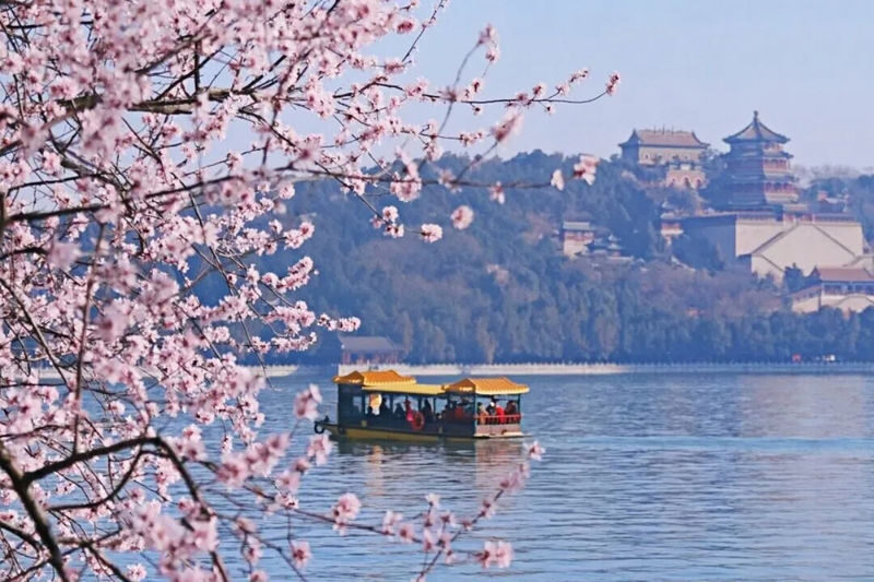 Beijing Summer Palace Half-Day Experience with Boat Cruise - A guide can make the history feel approachable