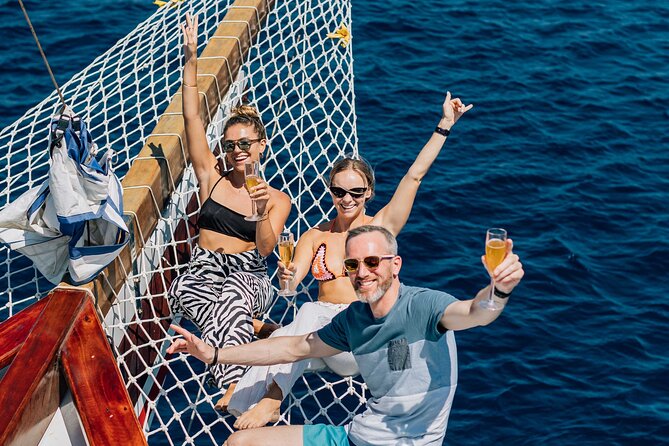 Bella Brunch at the Lady Bellaïs With Snorkeling and Rope Swing - Enjoying a Delicious Brunch on Board the Lady Bellaïs