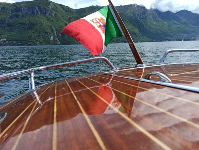 Bellagio/Menaggio: Private Trip on a Vintage Wooden Boat - Boat and Amenities