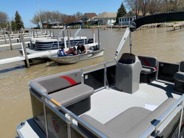 Belle River: Armada Eco 167 Black Pontoon Rental - Fishing and Sun-bathing