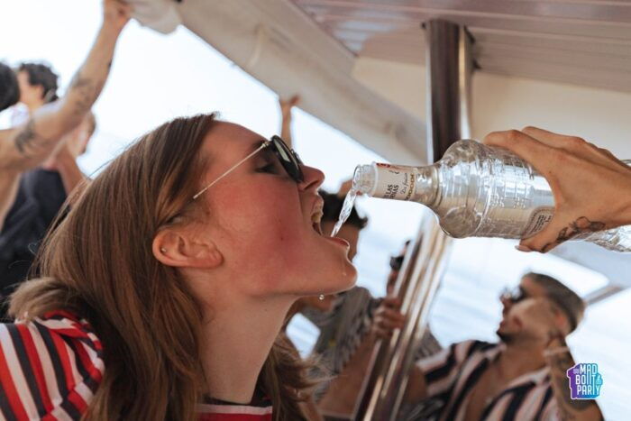Benalmadena: Boat Party With a Drink - Onboard Amenities