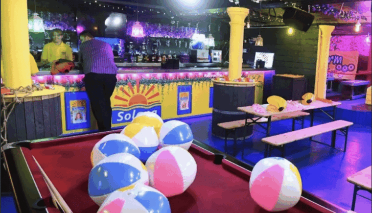 BENIDORM KARAOKE with Licky Vicky - The Experience in Detail