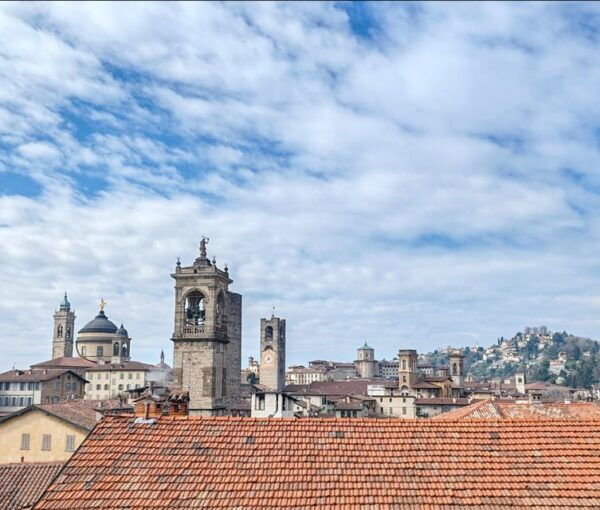Bergamo: Upper Town Guided Tour With French-Speaking Guide - Meeting Point and Duration