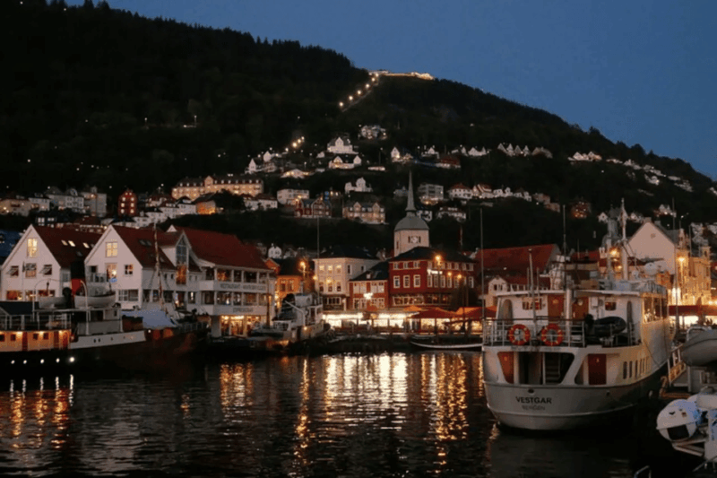 Bergen: Christmas Market and City Highlights Walking Tour - The Sum Up