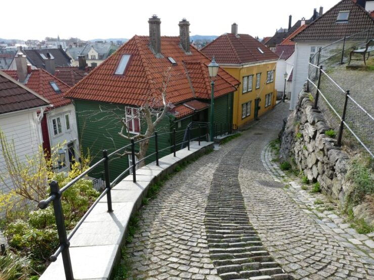 Bergen: City Tour on Foot - Historical Insights