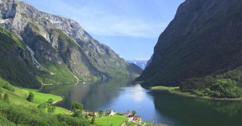 Bergen: Private Day Tour, Nærøyfjord Cruise and Flåm Railway - Detailed Breakdown of the Tour Experience