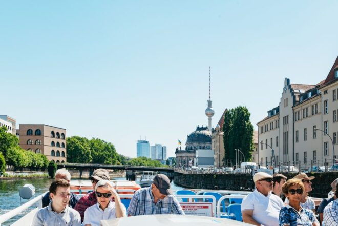 Berlin: 1-Hour City Tour by Boat With Guaranteed Seating - Selecting Participants and Checking Date Availability