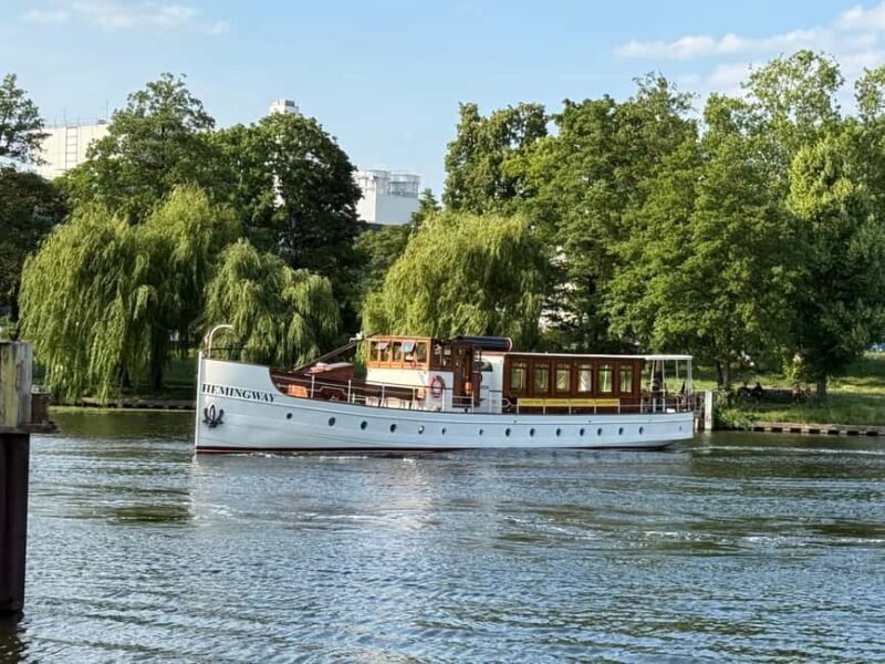 Berlin: 1h Boutiquestyle-Cruise on the Historic HEMINGWAY - The Sum Up