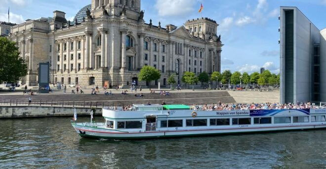 Berlin: 3.5-Hour Sightseeing Cruise on the Spree River - Onboard Experience Details