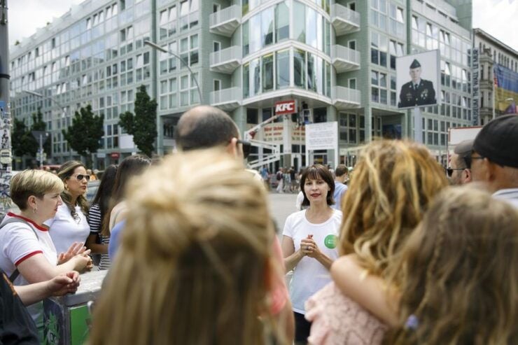 Berlin: 4-Hour Guided Highlights Tour in Spanish - Tour Duration and Guide Language