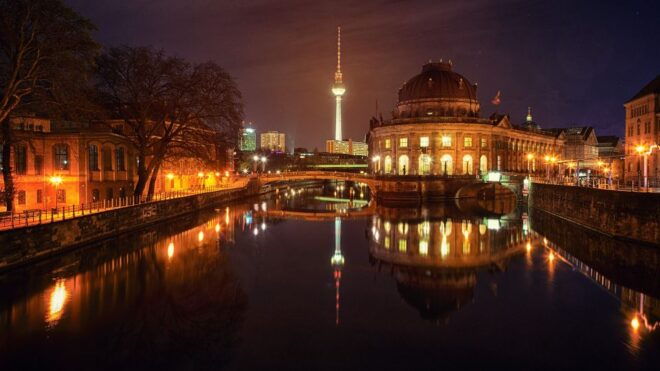 Berlin at Night: Romantic Moon Boat Ride - Full Description of the Romantic Escape