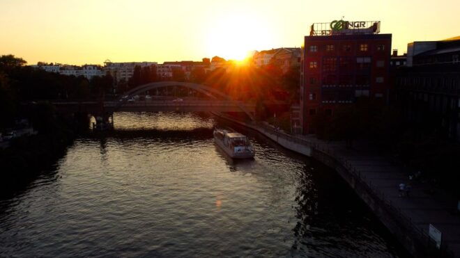 Berlin at Night: Romantic Moon Boat Ride - Meeting Point and Booking Options