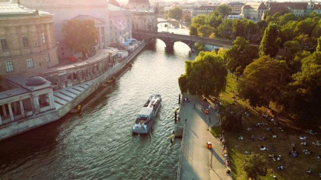 Berlin at Night: Romantic Moon Boat Ride - Similar Water Activities in Berlin