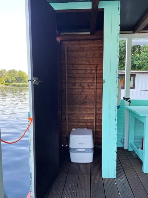 Berlin: Bahamas Raft Boat Rental - An In-Depth Look at the Bahamas Raft Boat Rental Experience