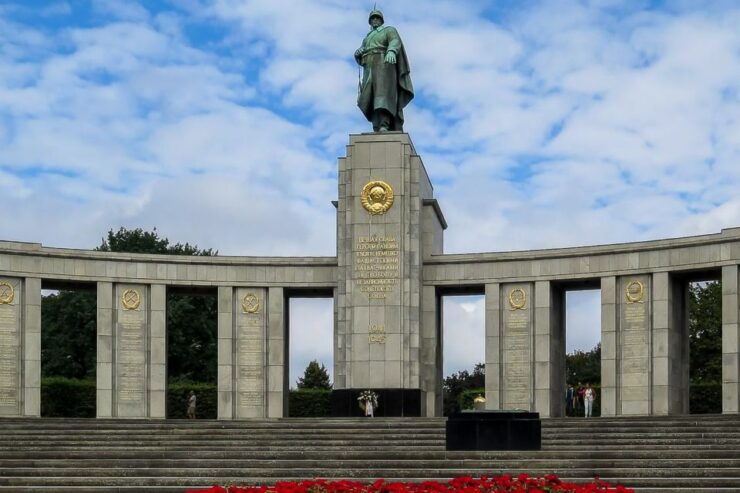 Berlin: Behind the Iron Curtain Private Walking Tour - Experience Highlights