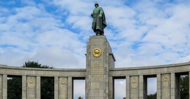 Berlin: Behind the Iron Curtain Private Walking Tour - Full Description