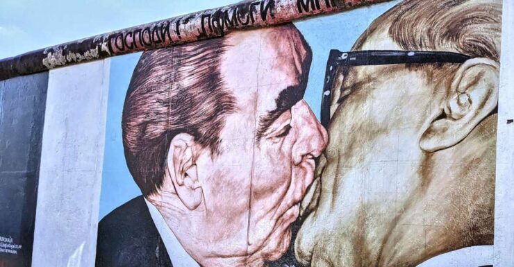 Berlin: Berlin Wall, Self-Guided Tour With Facts & Anecdotes - Historical Significance