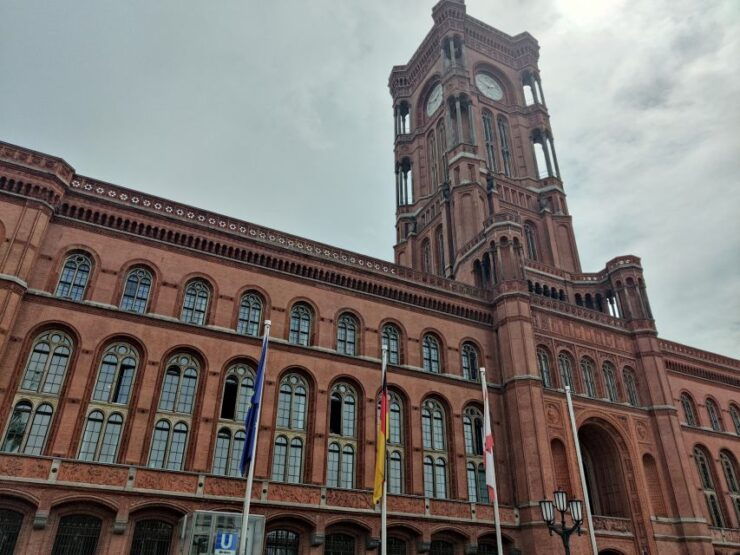 Berlin: City Center Scavenger Hunt and City Tour - Experience Highlights