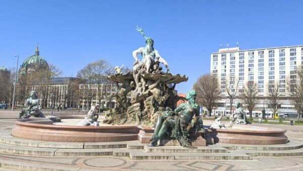 Berlin: City Center Self-guided Fun Facts Tour - Getting to the Starting Point