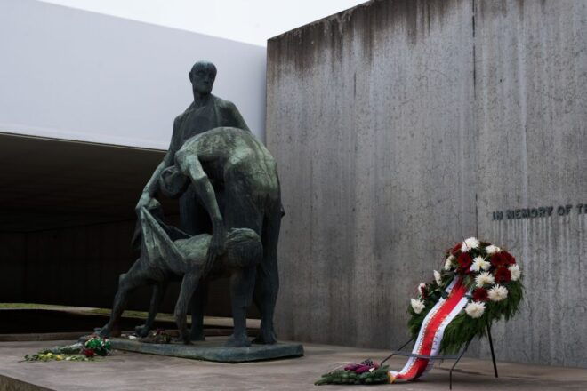 Berlin: City Highlights and Sachsenhausen Camp Private Tour - Transportation Options