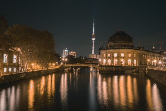 Berlin: City of Lights Tour - English-Speaking Tour Guide