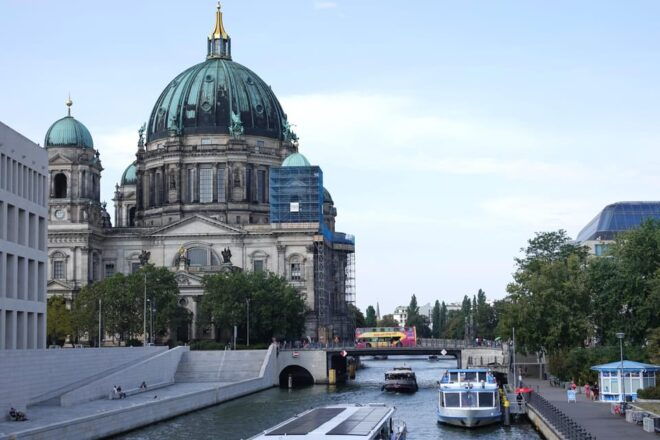 Berlin Combo Package: City Tour & Spree Boat Tour - Key Attractions on the Bus Tour