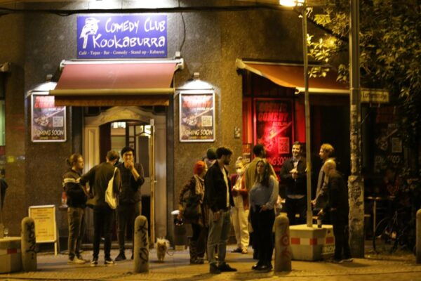 Berlin: Cosmic Comedy Show With Pizza and Free Shots - Common Questions