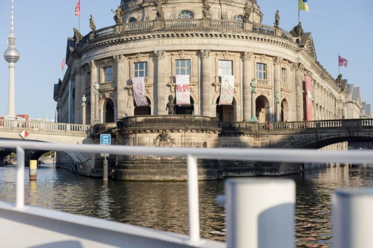 Berlin: Cozy Winter Spree Sightseeing Tour With Mulled Wine - Experience Highlights