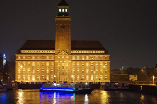 Berlin: Dinner Cruise on the Spree With Prosecco - Common Questions