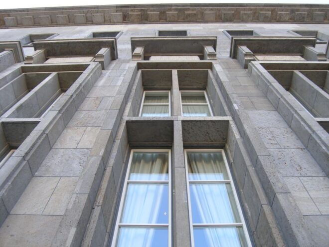 Berlin: East Berlin Guided Walking Tour - Brandenburg Gate and Paris Square