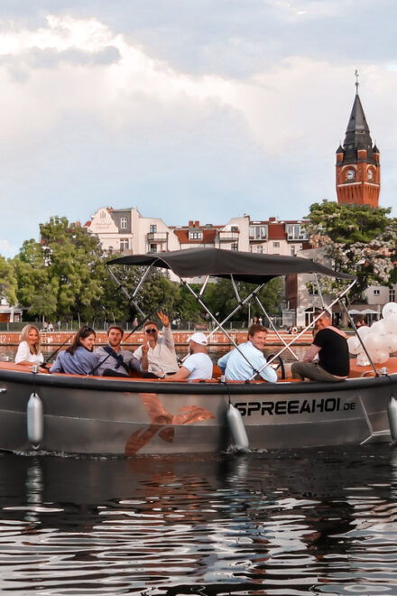 Berlin: Electric Boat Rental for Self-Driving 4 Hrs - Equipment and Amenities