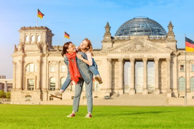 Berlin Essentials: Private Photoshoot at Berlin's Top Sites - Photo Packages for a Memorable Time in Berlin