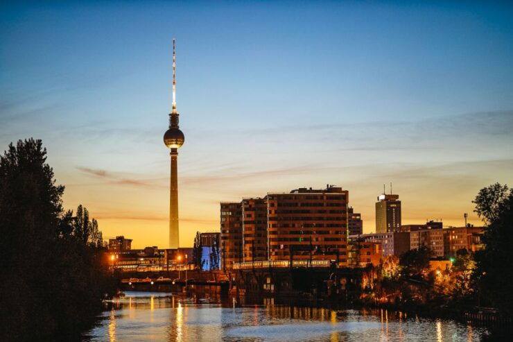Berlin: Evening City Sightseeing Cruise - Ticket Details and Features