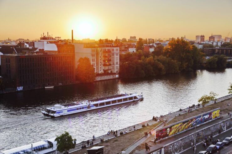 Berlin: Evening City Sightseeing Cruise - Experience and Sights
