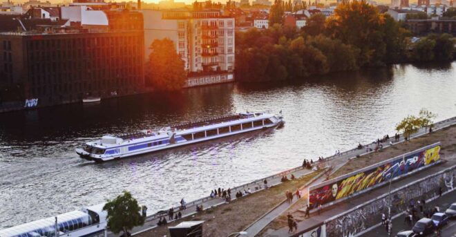 Berlin: Evening City Sightseeing Cruise - Selecting Participants and Date