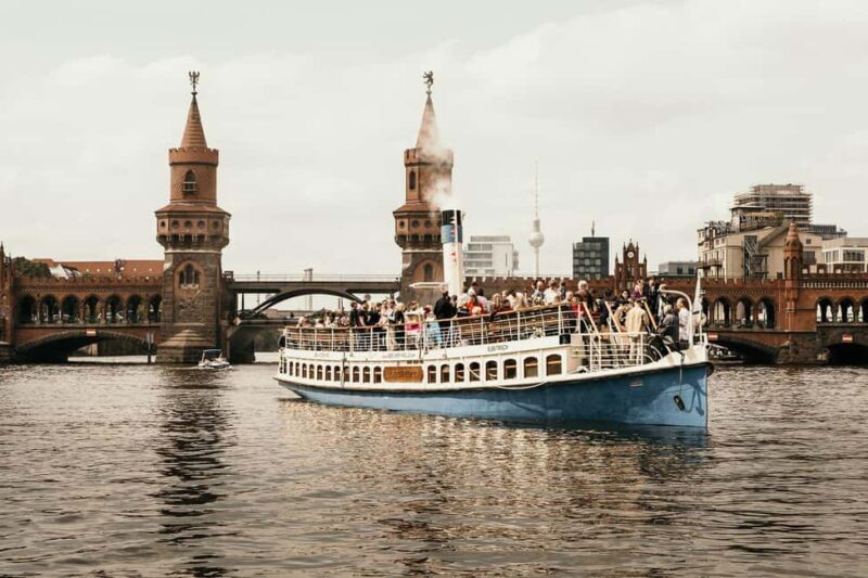 Berlin: Evening JAZZ Cruise with "Markus Ehrlichs" Jazz Trio - A Closer Look at the Experience