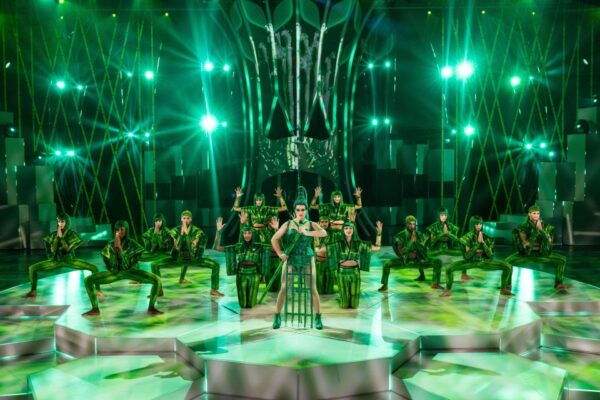 Berlin: FALLING IN LOVE Grand Show Friedrichstadt-Palast - Keep the Fun Going