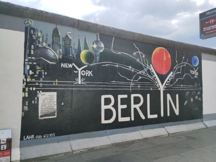 Berlin Friedrichshain: 3-Hour Walking Tour With a True Local - Experience the Local History of Friedrichshain