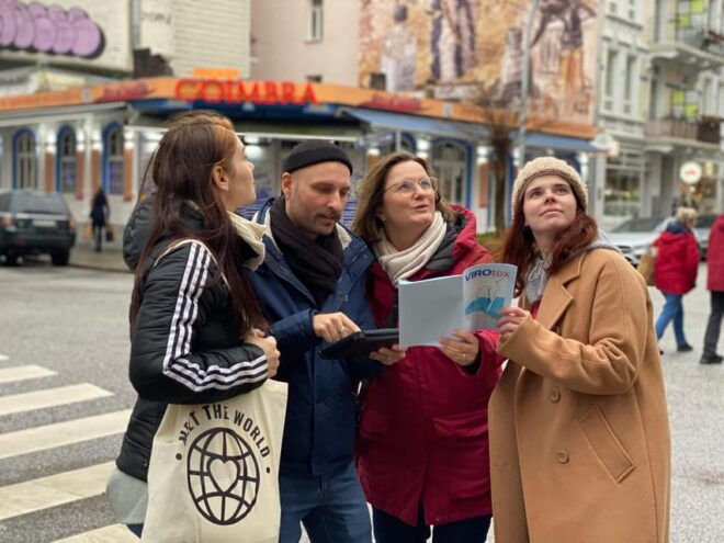 Berlin Friedrichshain: Outdoor Crime Mystery Tour - Experience and Gameplay